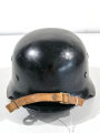 Deutschland nach 1945, Stahlhelm Modell 1940. Schwarzer Lack, Hersteller NS64