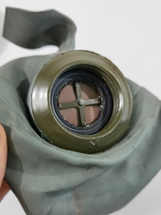 Volksgasmaske 37 in Tragebüchse aus Leichtmetall. Guter Zustand, mit Gebrauchsanleitung und Einlegeanleitung