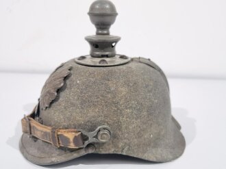 Preussen 1.Weltkrieg, feldgraue Pickelhaube für Mannschaften der Artillerie aus Filz. Kammerstück in gutem Gesamtzustand, bei dem Kinnriemen handelt es sich um eine neuzeitliche Reproduktion