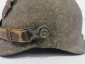 Preussen 1.Weltkrieg, feldgraue Pickelhaube für Mannschaften der Artillerie aus Filz. Kammerstück in gutem Gesamtzustand, bei dem Kinnriemen handelt es sich um eine neuzeitliche Reproduktion