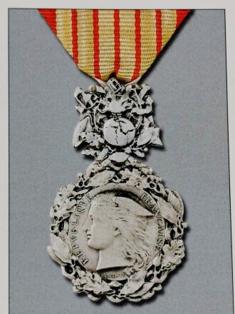 Les decorations francaises, Preface du General jean - Philippe Douin, Grand Chancelier de la Legion d` honneur, 107 Seiten, DIN A4, gebraucht, aus Raucherhaushalt