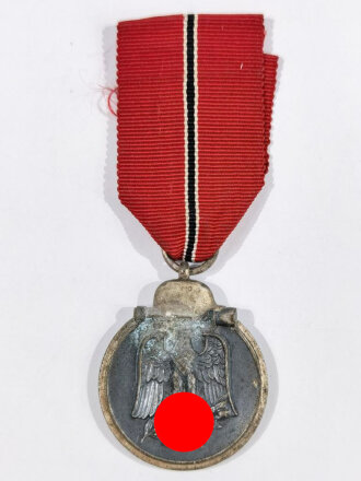 Medaille " Winterschlacht im Osten " mit Band, Hersteller 65 im Bandring für " Klein & Quenzer A.G., Idar Oberstein "