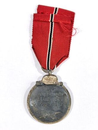 Medaille " Winterschlacht im Osten " mit Band, Hersteller 65 im Bandring für " Klein & Quenzer A.G., Idar Oberstein "