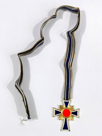 Ehrenkreuz der Deutschen Mutter ( Mutterkreuz ) in Gold, Emaille unten am Eck beschädigt, Hakenkreuz in voller Schwärzung