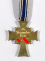 Ehrenkreuz der Deutschen Mutter ( Mutterkreuz ) in Gold, Emaille unten am Eck beschädigt, Hakenkreuz in voller Schwärzung