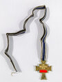 Ehrenkreuz der Deutschen Mutter ( Mutterkreuz ) in Gold, Emaille unten am Eck beschädigt, Hakenkreuz in voller Schwärzung