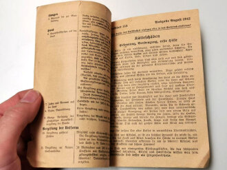 Merkblatt über Selbsthilfe bei Kampfstoffeinwirkung, Merkblatt 75, datiert 1943, zum Einlegen für das Soldbuch, stark gebraucht