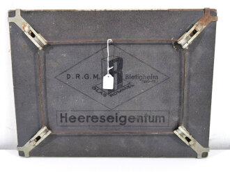 Spiegel für eine Unterkunft der Wehrmacht. Maße 27 x 35cm, Rückseitig markiert " Heereseigentum"