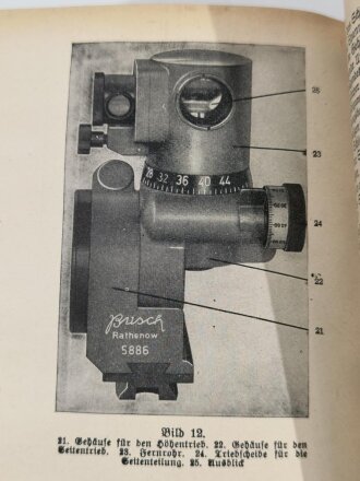 "Unterrichtsbuch für Soldaten - Kriegsausgabe 1940" Ausgabe A für Schützen (Gewehr und M.G.) ,290 Seiten, DIN A5, aus Raucherhaushalt, die ersten zwei Blätter sind lose