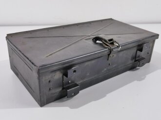 Kasten für Truppenfahrrad der Wehrmacht, gehört unter den Rahmen zum Transport eines Gurtkastens oder Stielhandgranaten M24. Originallack, datiert 1944. Die Halterungen sind neuzeitlich ergänzt