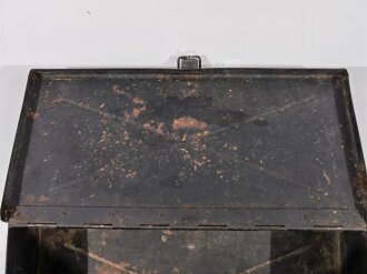Kasten für Truppenfahrrad der Wehrmacht, gehört unter den Rahmen zum Transport eines Gurtkastens oder Stielhandgranaten M24. Originallack, datiert 1944. Die Halterungen sind neuzeitlich ergänzt
