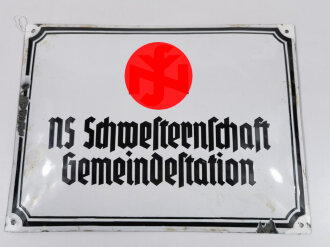 NS Volkswohlfahrt, Emailleschild "NS Schwesternschaft Gemeindestation" Maße 35,5 x 37,5cm. An den Ecken leicht nachlackiert, sonst guter Zustand