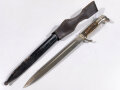 Extraseitengewehr KS98 mit Hirschhorngriffschalen und  Koppelschuh für Gebirgstruppe oder Jäger,  Herstellermarke von Anton Wingen Junior ,  Solingen, Gefäß und Klinge vernickelt, grüner Filzschutz für Bajonetthalterung,.Scheide verdellt, Originallack