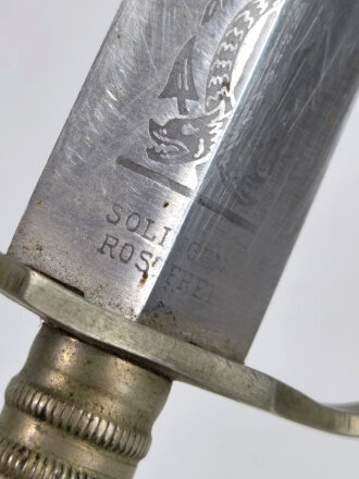 Ziviles Messer in Lederscheide mit Nautischer  Klingenätzung ,Parierbügel auf einer Seite abgebrochen, Solinger Hersteller mit rostfreier Klinge, wohl Nachkriegsproduktion, Gesamtlänge 26cm