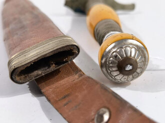 Ziviles Messer in Lederscheide mit Nautischer  Klingenätzung ,Parierbügel auf einer Seite abgebrochen, Solinger Hersteller mit rostfreier Klinge, wohl Nachkriegsproduktion, Gesamtlänge 26cm