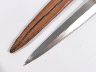 Ziviles Messer in Lederscheide mit Nautischer  Klingenätzung ,Parierbügel auf einer Seite abgebrochen, Solinger Hersteller mit rostfreier Klinge, wohl Nachkriegsproduktion, Gesamtlänge 26cm