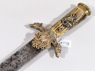Hirschfänger 19.Jahrhundert, Deutschland, Hirschhorngriff mit aufgelegtem Hirschkopfemblem, 2 gekreuzte Perkussionsgewehre, Gesamtlänge 62cm