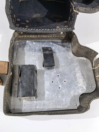 Scherenfernrohrbehälter für Berittene Wehrmacht. Ersatzmaterial, datiert 1942. Zum Teil wurde wohl italienisches Leder verarbeitet. Modifiziert vermutlich für Gebrauch im Fahrzeug