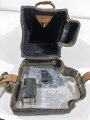 Scherenfernrohrbehälter für Berittene Wehrmacht. Ersatzmaterial, datiert 1942. Zum Teil wurde wohl italienisches Leder verarbeitet. Modifiziert vermutlich für Gebrauch im Fahrzeug