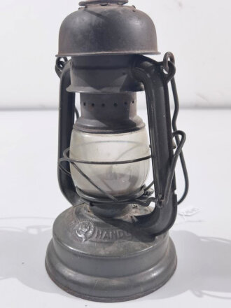 Laterne Feuerhand Nr. 176 , Höhe ohne Griff 21 cm, feldgrauer Originallack, mit Sturmkappe, ungereinigtes Stück, Funktion nicht geprüft