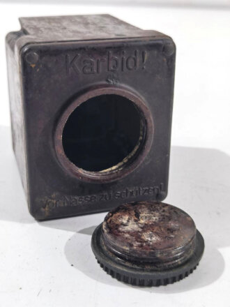 Karbid Behälter aus Preßstoff zur Einheitslaterne der Wehrmacht. Ungereinigtes Stück
