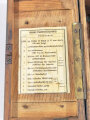 Einheitslaterne Zubehörkasten aus Holz, das Inhaltsverzeichniss sowie der Lack neuzeitlich ergänzt