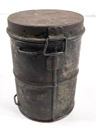 1.Weltkrieg, Bereitschaftsbüchse für eine Gasmaske. Wohl als fettbehälter umfunktioniert. Reste des feldgrauen Originallack