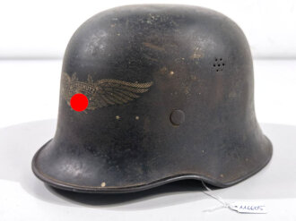 Stahlhelm Luftschutz, Originallack und Abzeichen, ungereinigtes Stück