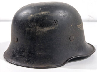 Stahlhelm Luftschutz, Originallack und Abzeichen, ungereinigtes Stück