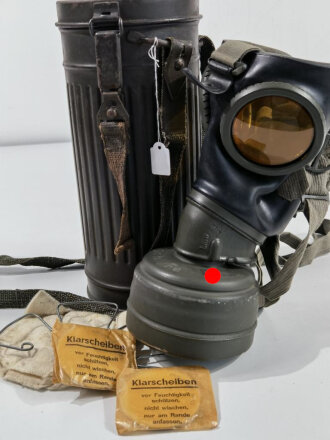 Gasmaske in Bereitschaftsbüchse Modell 1938 der Wehrmacht. Zusammengehörig, komplett, guter Zustand