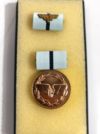 DDR, Medaille Für Treue Dienste bei der Deutschen Reichsbahn in bronze mit Bandspange im Plasteetui