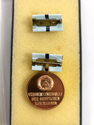 DDR, Medaille Für Treue Dienste bei der Deutschen Reichsbahn in bronze mit Bandspange im Plasteetui
