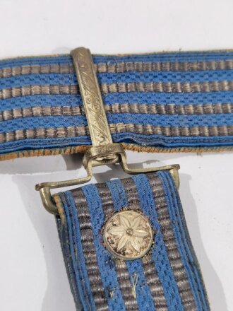 Frankreich, Offiziersgürtel für höhere Offiziere sogenannter "Centurion Porte-Epee de Grande Tenue ", versilberte Gürtelschließe mit Gorgonenhäuptern , Stoffgürtel blau mit silbernen Streifen, blaues Lederfutter, ein Knopf ersetzt