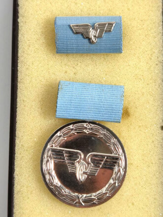 DDR, Medaille Für Treue Dienste bei der Deutschen Reichsbahn in silber mit Bandspange im Plasteetui