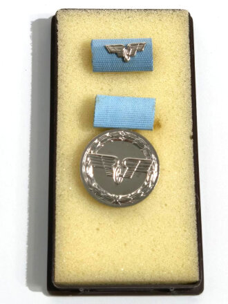 DDR, Medaille Für Treue Dienste bei der Deutschen Reichsbahn in silber mit Bandspange im Plasteetui