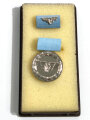 DDR, Medaille Für Treue Dienste bei der Deutschen Reichsbahn in silber mit Bandspange im Plasteetui