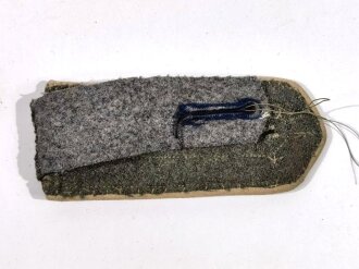 1.Weltkrieg Württemberg, Schulterstück feldgrau für einen Offiziersstellvertreter des Dragonerregiments 25 ,  Ausführung zum Einschlaufen  Gesamtlänge 11,5 cm