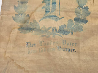 Bayern  Auszeichnungsfahne. Seidenes Tuch, bedruckt mit gekröntem L im Lorbeerkranz sowie " Der Landes Vater dem tätigen Bürger" Maße etwa 60 x 70cm