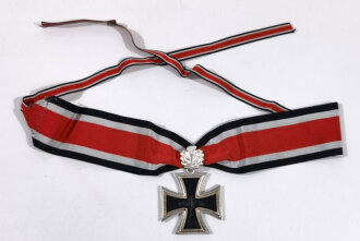 Deutschland nach 1945, Ritterkreuz des Eisernen Kreuzes 1939 mit Eichenlaub am Band,  Ausführung nach dem Ordensgesetz von 1957, sehr gut erhaltenes, dreiteiliges Stück