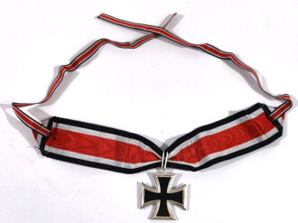 Deutschland nach 1945, Ritterkreuz des Eisernen Kreuzes 1939 mit Eichenlaub am Band,  Ausführung nach dem Ordensgesetz von 1957, sehr gut erhaltenes, dreiteiliges Stück