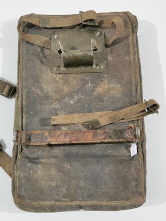 8 cm Granatwerfer 34 der Wehrmacht, Rückenpolster zum Tragen des Zweibeins. Metallteile überlackiert, blaues Grundmaterial, selten