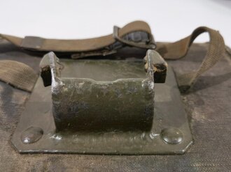 8 cm Granatwerfer 34 der Wehrmacht, Rückenpolster zum Tragen des Zweibeins. Metallteile überlackiert, blaues Grundmaterial, selten