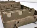 Transportkasten für 3 Wurfgranaten des 8cm Granatwerfer 34 der Wehrmacht. Originallack, zeitgenössisch für "Werkzeug" verwendet