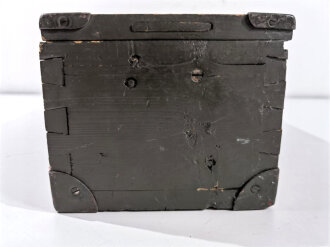 Zubehör / Vorratskasten  für  8cm Granatwerfer 34 der Wehrmacht. Überlackiert, inneneinteilung zum Teil geändert