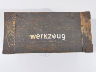 Zubehör / Vorratskasten  für  8cm Granatwerfer 34 der Wehrmacht. Originallack, zeitgenössisch zum " Werkzeug" Kasten umfunktioniert