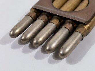 1.Weltkrieg, Laderahmen mit 5 Patronen für Gewehr 88. DEKO, jeweils mit Klingenstück, frei von jeglichen Gefahrstoffen