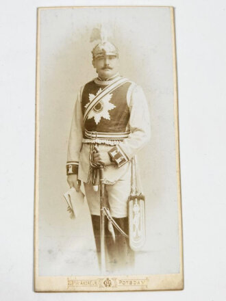 Preusse, Garde du Corps Hartkartonfoto eines Studios aus Potsdam. Maße 10,5 x 20,5cm. Leicht verblasst