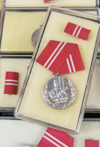 DDR Medaille für 10 Jahre treue Dienste in den Kampfgruppen der Arbeiterklasse. Sie erhalten ein ( 1 ) originales, nicht ausgegebenes Set