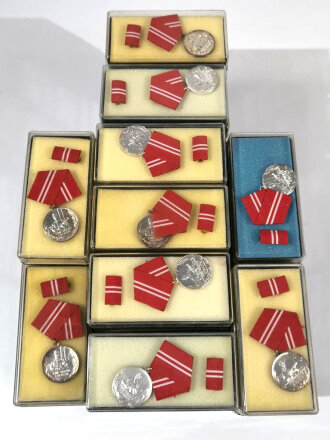 DDR Medaille für 10 Jahre treue Dienste in den Kampfgruppen der Arbeiterklasse. Sie erhalten ein ( 1 ) originales, nicht ausgegebenes Set