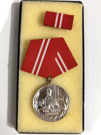 DDR Medaille für 10 Jahre treue Dienste in den Kampfgruppen der Arbeiterklasse. Sie erhalten ein ( 1 ) originales, nicht ausgegebenes Set